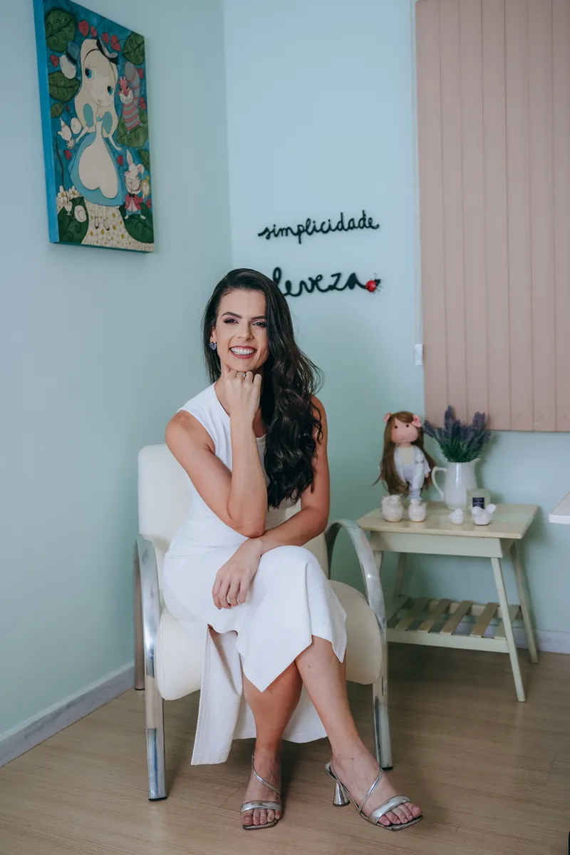 Dra. Naiana Silva, neuropediatra em Varginha, em ambiente clínico